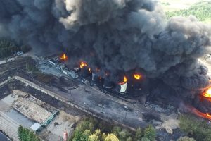 Polizze inquinamento, stabilimento che brucia