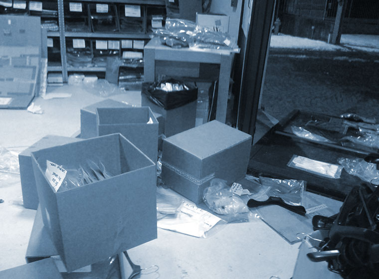Furto in azienda di abbigliamento